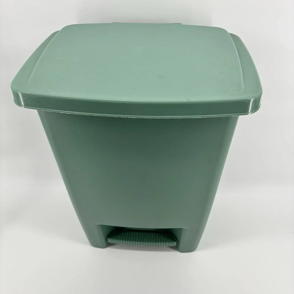 Rubbermaid vintage front